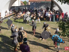 Rycerskie potyczki, pokazy i turnieje. Rekonstruktorzy opanowali Strzegom