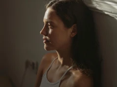 Zanim wyjdziesz z domu, kilka razy sprawdzasz drzwi, światło i żelazko? Psycholog ujawnia, co się za tym kryje