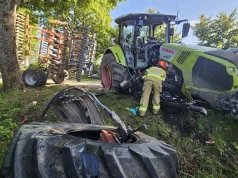 Roztrzaskany Claas po zderzeniu z drzewem. Groźny wypadek pod Braniewem