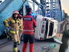 O krok od tragedii we Wrocławiu. Taksówka zawisła na moście