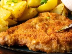 Dodaj odrobinę do jajek. Panierka nie będzie odchodziła od kotleta