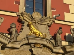 Pies miał czekać na pana aż do śmierci. Teraz strzeże najmłodszej kamienicy na wrocławskim Rynku