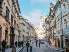 Hiszpania króluje, ale to ten kierunek zwraca uwagę. Jego popularność rośnie błyskawicznie