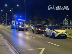Nocne zderzenie dwóch samochodów na Marymonckiej. Jedna osoba badana przez ratowników