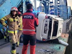 Taksówka zawisła kilka metrów nad Odrą. Dramatyczna akcja służb na moście we Wrocławiu