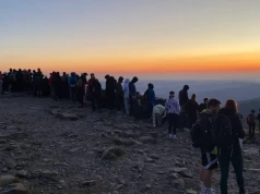 Śnieżka o piątej rano: 500 osób i sporo mandatów