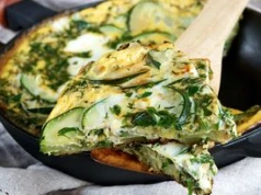 Zwykły omlet się chowa. Połączenie cukinii i serka wiejskiego to mistrzostwo