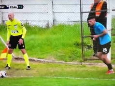 Kuriozalna akcja na piłkarskim boisku. Tak doszło do wypadku