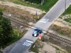 Dron nad przejazdami kolejowymi. 13 wykroczeń ujawnionych podczas działań „Bezpieczny przejazd kolejowy”