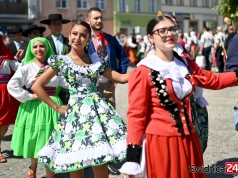 Barwny polonez i międzynarodowa biesiada z folklorem w Strzegomiu