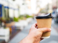 Bez stolików, foteli i baristów. Kawa podawana przez otwór w ścianie robi furorę