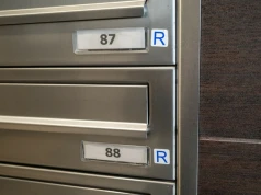 Co oznacza nalepka "R" na skrzynce na listy? Wiele osób nie wie, jak ten znaczek ułatwia życie