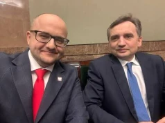 „PISBOT” zamiast Tuska bije w Morawieckiego. Locha Plus i Koryto Plus – czy prawica sama się zaora?