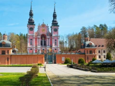 Wszyscy ciągną nad jeziora. A to tam jest najpiękniejsze sanktuarium. "Częstochowa Północy"