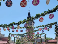 Rynek Główny w Krakowie zastawiony stoiskami. Targi już trwają. Mieszkańcy mają sporą zniżkę