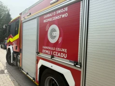 Pożar domu pod Warszawą. Na miejscu kilka zastępów straży pożarnej