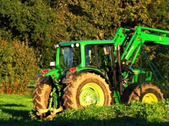 Traktor koziołkował z drogi do potoku. 16-latek zginął na miejscu
