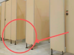 Dlaczego w publicznych toaletach drzwi często nie dochodzą do ziemi? Aż z trzech różnych powodów