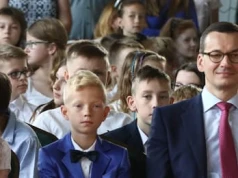 Zarabiasz mniej niż 10,5 tys. zł? Dostaniesz emeryturę minimalną. Tak Morawiecki chce ratować dzietność