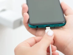 Jak szybciej naładować telefon? Tryb samolotowy nie jest najlepszą opcją
