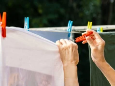 Jak prawidłowo używać klamerek? Prosty trik, który pomaga zadbać o ubrania