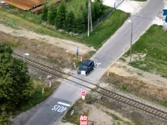 Nad przejazdem zawisł policyjny dron. Kierowcy jeździli jak zwykle