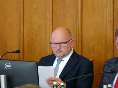Urząd stwierdził poważne naruszenie w przetargu na samochody. Kluczowy okazał się wymóg ekranu LCD