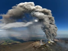 Erupcja Etny, przyloty wstrzymane. "Traktujecie ludzi jak paczki"
