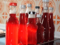 Polacy robią sok z malin, ale zapominają o tym dodatku. Staje się jeszcze zdrowszy