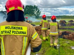 Pożar na polu pod Braniewem. Ogień strawił dziesiątki balotów