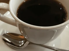 Sypię pół łyżeczki do kawy. Cukier przestaje skakać, a ochota na słodkie znika