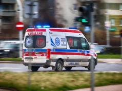 Groźny wypadek z udziałem karetki. Dwie osoby ranne