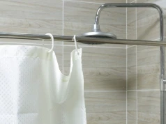 Koniec z przyklejającą się zasłoną. Ten patent sprawdzi się też nad wanną