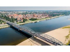 Toruń. Rekordowo niski stan Wisły. Jest apel o ostrożność