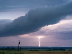 Gwałtowne burze w kolejnych godzinach możliwe nad woj. lubelskim. Dużo wyładowań i miejscami silny wiatr do 80 km/h.