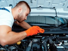 Największe błędy kierowców. Mechanicy zarabiają na nich krocie