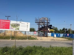 Przed CirkAreną w Trzyńcu powstaje stalowy smok. Materiał pochodzi z dawnej hali hokejowej