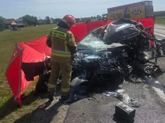 Tragedia na DK9. Czołowe zderzenie z ciężarówką, z samochodu niewiele zostało