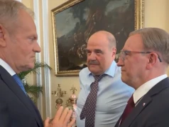 Afera z pieniędzmi dla powodzian. Tusk w tym czasie nagrywał wideo z planu serialu
