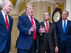 Uderzy w swoich? Media: Republikanie przerażeni obsesją Trumpa