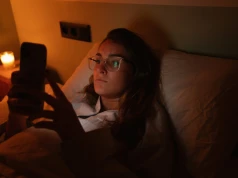 Codziennie robimy to na telefonach. Badacze zauważyli związek ze stresem, lękiem i samotnością