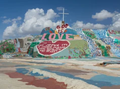 Salvation Mountain – kolorowa góra na pustyni w Kalifornii. Ciekawostki i co warto zobaczyć?