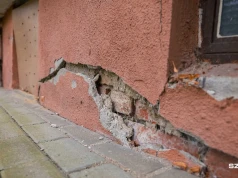 Rozpadający się budynek przy ul. Hożej z najnowszą ekspertyzą
