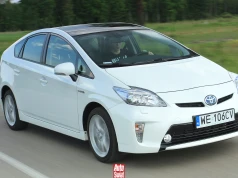 W Japonii Toyota odmładza nawet 22-letnie auta. W ASO dostają funkcje z nowych modeli