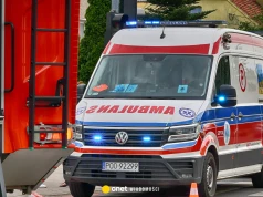 Tragiczny wypadek w Wielkopolsce. Dwie osoby nie żyją po zderzeniu busa z ciężarówką