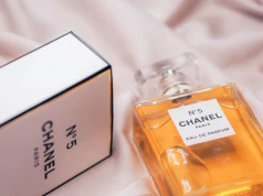 Kupiła w lumpeksie perfumy za 50 zł, by sprzedać je na Allegro. Ten szczegół ujawnił przekręt