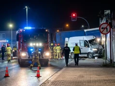 Ciężarówka wbiła się w budynek. Nie żyje jedna osoba (ZDJĘCIA)