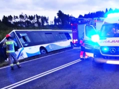 Chwile grozy pod Ustką. Autobus w rowie, pasażerowie uwięzieni