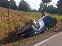 Groźny wypadek na DK59. Nieudane wyprzedzanie zakończone dachowaniem