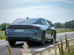Nowy Lexus ES wchodzi do wyższej ligi. Czy to idealna limuzyna flotowa?